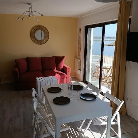 Grand Studio Avec Balcon, Bord De Mer Et Box