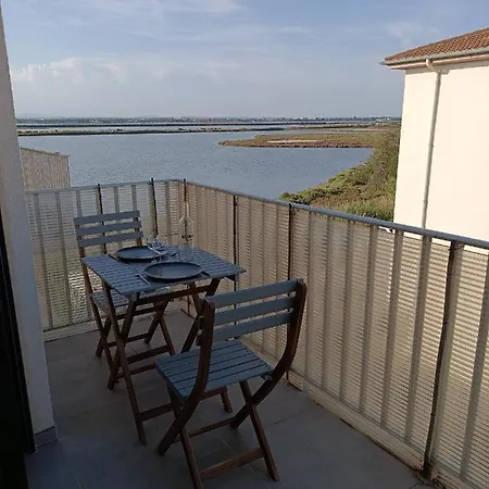 Grand Studio Avec Balcon, Bord De Mer Et Box *